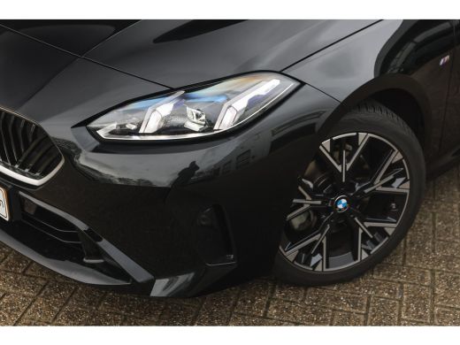 BMW 1 Serie 120 M Sport Automaat / Sportstoelen / Achteruitrijcamera / M Adaptief onderstel / Comfort Access ... ActivLease financial lease