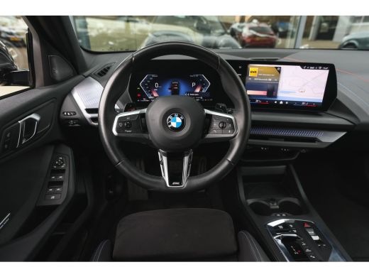BMW 1 Serie 120 M Sport Automaat / Sportstoelen / Achteruitrijcamera / M Adaptief onderstel / Comfort Access ... ActivLease financial lease