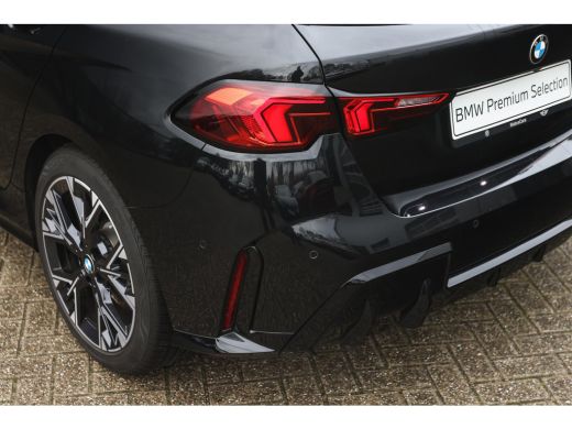 BMW 1 Serie 120 M Sport Automaat / Sportstoelen / Achteruitrijcamera / M Adaptief onderstel / Comfort Access ... ActivLease financial lease