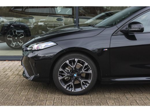 BMW 1 Serie 120 M Sport Automaat / Sportstoelen / Achteruitrijcamera / M Adaptief onderstel / Comfort Access ... ActivLease financial lease