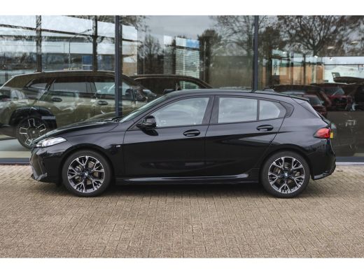 BMW 1 Serie 120 M Sport Automaat / Sportstoelen / Achteruitrijcamera / M Adaptief onderstel / Comfort Access ... ActivLease financial lease