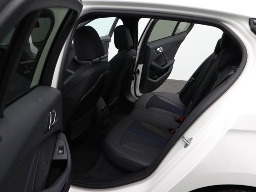 BMW 1 Serie M-Sport 118i Introduction Edition | Achteruitrijcamera | Airco (automatisch) | Armsteun voor ActivLease financial lease