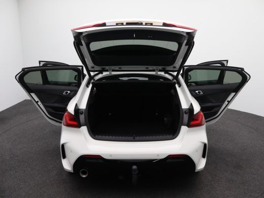 BMW 1 Serie M-Sport 118i Introduction Edition | Achteruitrijcamera | Airco (automatisch) | Armsteun voor ActivLease financial lease