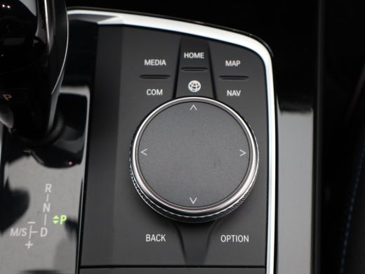 BMW 1 Serie M-Sport 118i Introduction Edition | Achteruitrijcamera | Airco (automatisch) | Armsteun voor ActivLease financial lease