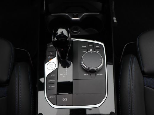 BMW 1 Serie M-Sport 118i Introduction Edition | Achteruitrijcamera | Airco (automatisch) | Armsteun voor ActivLease financial lease