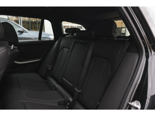 BMW 3 Serie Touring 320i M Sport Automaat / Panoramadak / Trekhaak / Sportstoelen / M Sportonderstel / Achter... ActivLease financial lease