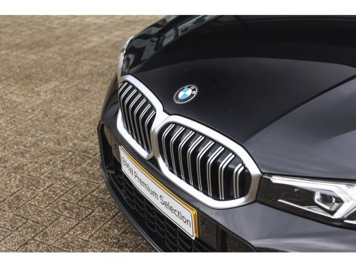 BMW 3 Serie Touring 320i M Sport Automaat / Panoramadak / Trekhaak / Sportstoelen / M Sportonderstel / Achter... ActivLease financial lease