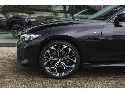 BMW 3 Serie Touring 320i M Sport Automaat / Panoramadak / Trekhaak / Sportstoelen / M Sportonderstel / Achter... ActivLease financial lease