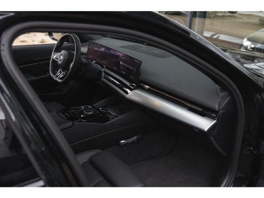 BMW 5 Serie Touring 530e M Sport Automaat / Panoramadak / Trekhaak / Achteruitrijcamera / M Sportonderstel / ... ActivLease financial lease