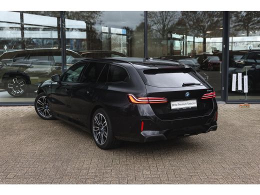 BMW 5 Serie Touring 530e M Sport Automaat / Panoramadak / Trekhaak / Achteruitrijcamera / M Sportonderstel / ... ActivLease financial lease