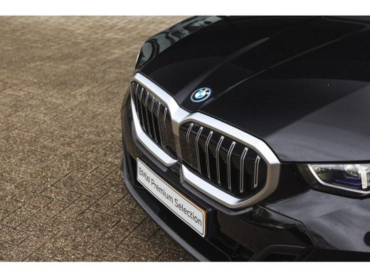 BMW 5 Serie Touring 530e M Sport Automaat / Panoramadak / Trekhaak / Achteruitrijcamera / M Sportonderstel / ... ActivLease financial lease
