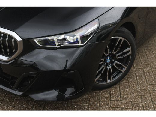 BMW 5 Serie Touring 530e M Sport Automaat / Panoramadak / Trekhaak / Achteruitrijcamera / M Sportonderstel / ... ActivLease financial lease