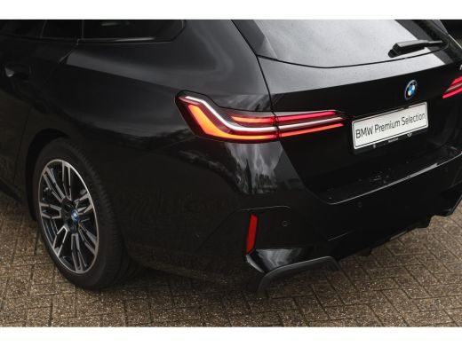 BMW 5 Serie Touring 530e M Sport Automaat / Panoramadak / Trekhaak / Achteruitrijcamera / M Sportonderstel / ... ActivLease financial lease