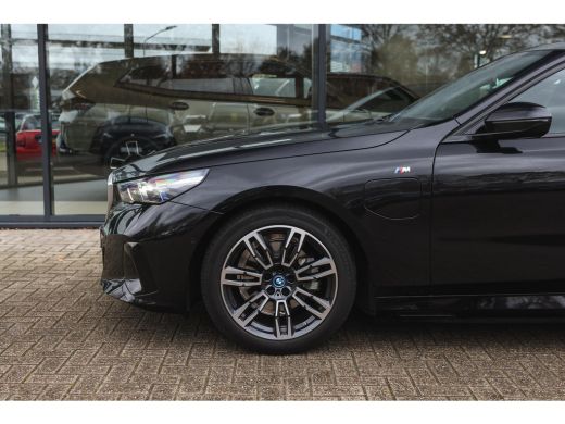 BMW 5 Serie Touring 530e M Sport Automaat / Panoramadak / Trekhaak / Achteruitrijcamera / M Sportonderstel / ... ActivLease financial lease