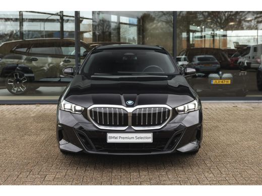 BMW 5 Serie Touring 530e M Sport Automaat / Panoramadak / Trekhaak / Achteruitrijcamera / M Sportonderstel / ... ActivLease financial lease