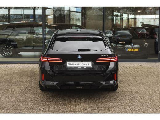 BMW 5 Serie Touring 530e M Sport Automaat / Panoramadak / Trekhaak / Achteruitrijcamera / M Sportonderstel / ... ActivLease financial lease