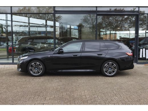 BMW 5 Serie Touring 530e M Sport Automaat / Panoramadak / Trekhaak / Achteruitrijcamera / M Sportonderstel / ... ActivLease financial lease