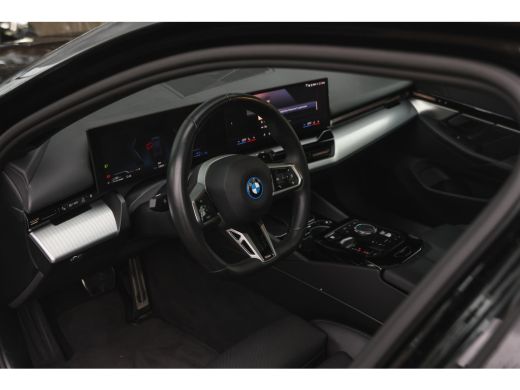 BMW 5 Serie Touring 530e M Sport Automaat / Panoramadak / Trekhaak / Achteruitrijcamera / M Sportonderstel / ... ActivLease financial lease