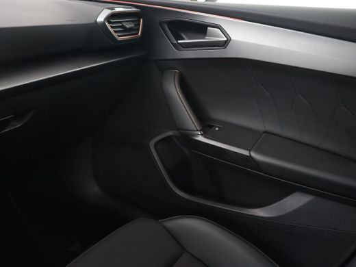 CUPRA Leon 1.4 eHybrid | Stoelverwarming | Carplay | Camera | Navigatie | Sfeerverlichting | Stuurverwarming... ActivLease financial lease