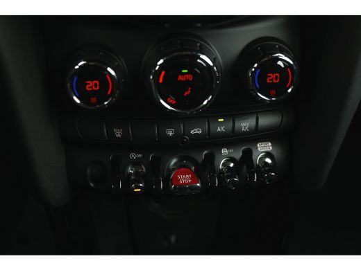 Mini Cooper Classic Automaat / LED / Airconditioning / Cruise Control / PDC / Navigatie ActivLease financial lease
