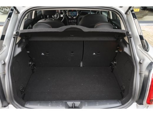 Mini Cooper Classic Automaat / LED / Airconditioning / Cruise Control / PDC / Navigatie ActivLease financial lease