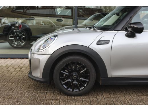 Mini Cooper Classic Automaat / LED / Airconditioning / Cruise Control / PDC / Navigatie ActivLease financial lease