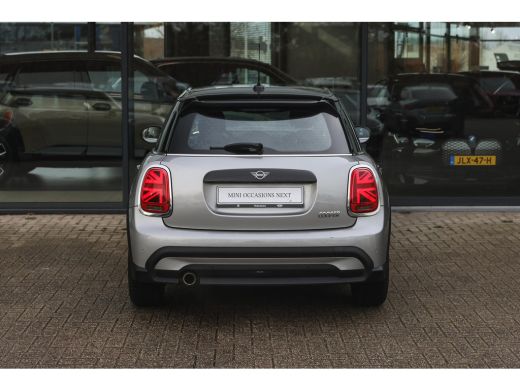 Mini Cooper Classic Automaat / LED / Airconditioning / Cruise Control / PDC / Navigatie ActivLease financial lease