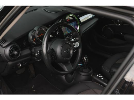Mini Cooper Classic Automaat / LED / Airconditioning / Cruise Control / PDC / Navigatie ActivLease financial lease