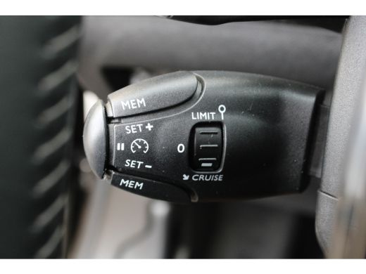 Peugeot 2008 1.2 PureTech Allure Pack | Automaat | Navi by app | Camera | 3D Instrumentenpaneel | Apple carpla... ActivLease financial lease