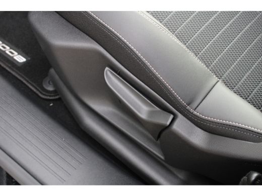 Peugeot e-3008 Allure Avantage 210 73 kWh | Automaat | Navigatie | Camera | Fase 3 laden | BTW | 2025 | 2.000km | ActivLease financial lease