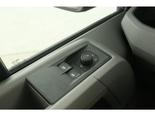Volkswagen Crafter 35 2.0 TDI L3H3 | 140PK | BPM VRIJ | 3000KG | Airco | Cruise | Camera | Carplay | 3-Zits | Navi |... ActivLease financial lease
