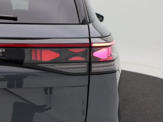 Volkswagen Tayron 1.5 eHybrid 272 Pk Automaat R-Line Edition | Black Style | Panoramadak | Trekhaak | 20 Inch | Ful... ActivLease financial lease