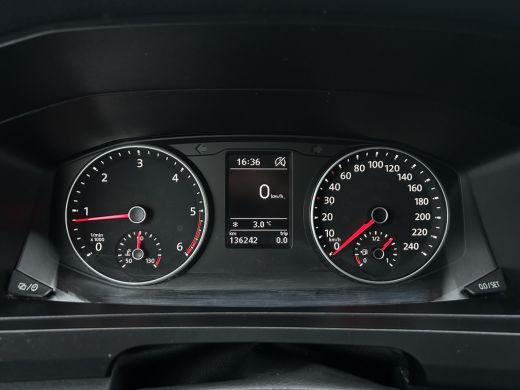 Volkswagen Transporter 2.0 TDI 150 PK / 4MOTION / 1e EIG. / L1H1 / TREKHAAK / ACHTERKLEP / AIRCO / CRUISE / 3-ZITS ActivLease financial lease
