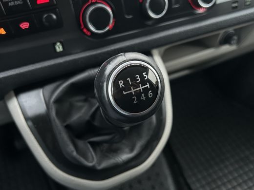 Volkswagen Transporter 2.0 TDI 150 PK / 4MOTION / 1e EIG. / L1H1 / TREKHAAK / ACHTERKLEP / AIRCO / CRUISE / 3-ZITS ActivLease financial lease