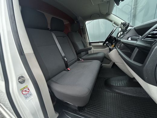 Volkswagen Transporter 2.0 TDI 150 PK / 4MOTION / 1e EIG. / L1H1 / TREKHAAK / ACHTERKLEP / AIRCO / CRUISE / 3-ZITS ActivLease financial lease