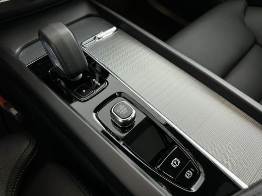 Volvo  XC60 T6 Recharge Plus Dark | 19" Allseason | 360 Camera | Trekhaak | Panoramadak | Elektr. verst. Lede... ActivLease financial lease