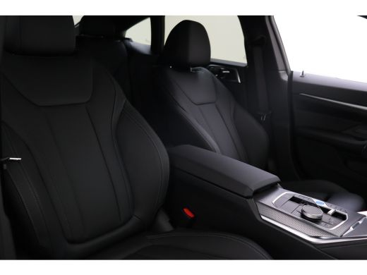 BMW i4 eDrive35 M Sport / Trekhaak / Achteruitrijcamera / Comfort Access / Stuurverwarming / Stoelverwar... ActivLease financial lease