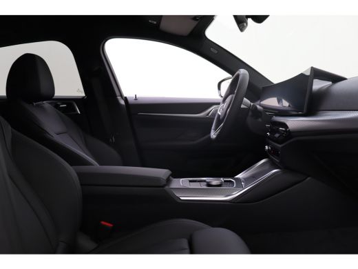 BMW i4 eDrive35 M Sport / Trekhaak / Achteruitrijcamera / Comfort Access / Stuurverwarming / Stoelverwar... ActivLease financial lease