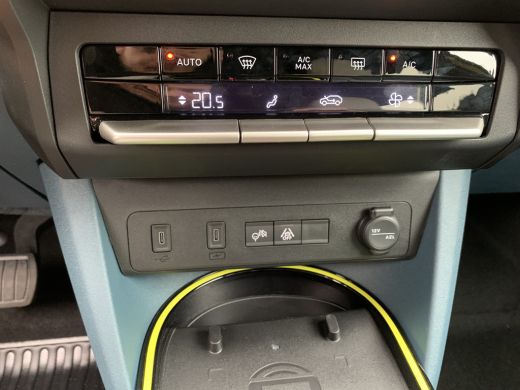 Fiat Grande Panda 1.2 Hybrid La Prima Airco | Camera | Cruise Contol | DAB | LED | LMV 17" | Navi | PDC V&A | ActivLease financial lease