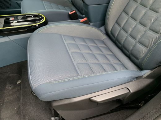 Fiat Grande Panda 1.2 Hybrid La Prima Airco | Camera | Cruise Contol | DAB | LED | LMV 17" | Navi | PDC V&A | ActivLease financial lease