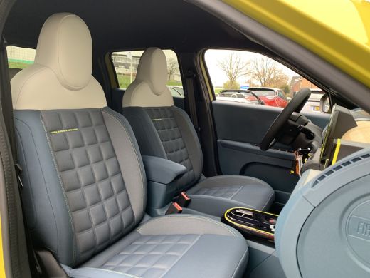 Fiat Grande Panda 1.2 Hybrid La Prima Airco | Camera | Cruise Contol | DAB | LED | LMV 17" | Navi | PDC V&A | ActivLease financial lease