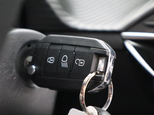 Peugeot 208 Hybrid 100 e-DCS6 Allure | Apple Carplay/Android Auto|telefoonintegratie premium | Armsteun voor ... ActivLease financial lease