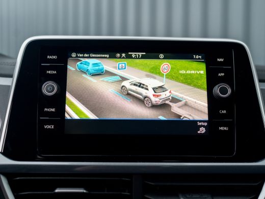 Volkswagen T-Roc 1.5 TSI Life Edition | IQ Light | Navi | Stoelverw. | Trekhaak afnb. | Prijs Rijklaar!! ActivLease financial lease