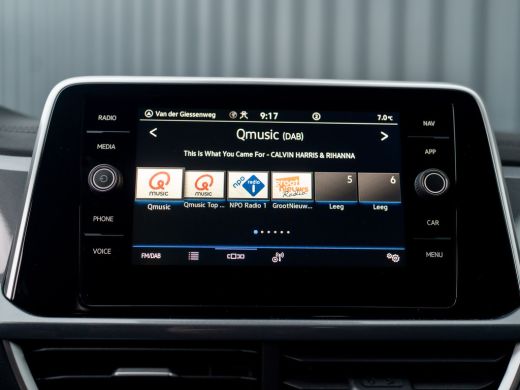 Volkswagen T-Roc 1.5 TSI Life Edition | IQ Light | Navi | Stoelverw. | Trekhaak afnb. | Prijs Rijklaar!! ActivLease financial lease