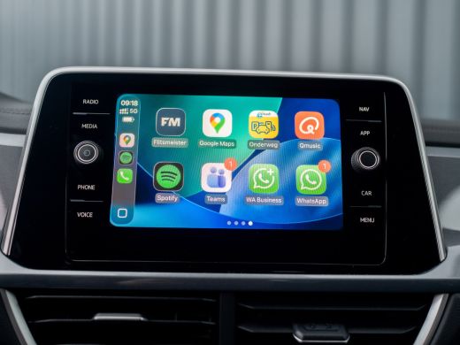 Volkswagen T-Roc 1.5 TSI Life Edition | IQ Light | Navi | Stoelverw. | Trekhaak afnb. | Prijs Rijklaar!! ActivLease financial lease