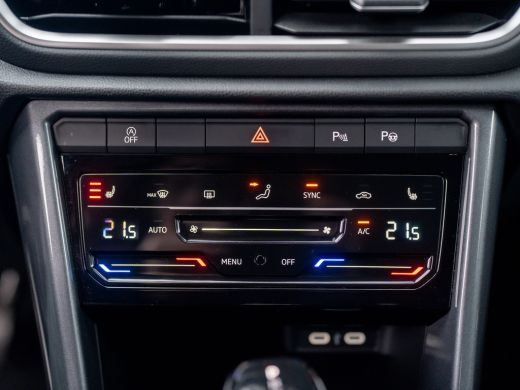 Volkswagen T-Roc 1.5 TSI Life Edition | IQ Light | Navi | Stoelverw. | Trekhaak afnb. | Prijs Rijklaar!! ActivLease financial lease