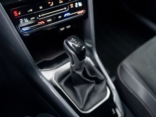 Volkswagen T-Roc 1.5 TSI Life Edition | IQ Light | Navi | Stoelverw. | Trekhaak afnb. | Prijs Rijklaar!! ActivLease financial lease