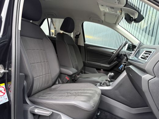 Volkswagen T-Roc 1.5 TSI Life Edition | IQ Light | Navi | Stoelverw. | Trekhaak afnb. | Prijs Rijklaar!! ActivLease financial lease