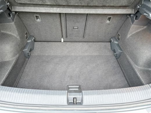 Volkswagen T-Roc 1.5 TSI Life Edition | IQ Light | Navi | Stoelverw. | Trekhaak afnb. | Prijs Rijklaar!! ActivLease financial lease