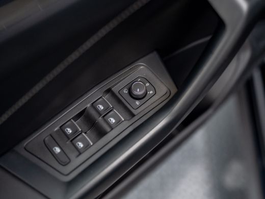 Volkswagen T-Roc 1.5 TSI Life Edition | IQ Light | Navi | Stoelverw. | Trekhaak afnb. | Prijs Rijklaar!! ActivLease financial lease